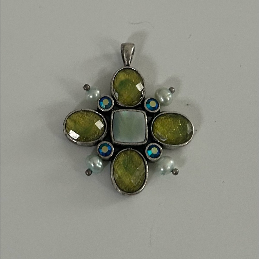 Elegant Silver and Green Pendant Necklace